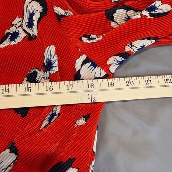 ASTR the Label Plisse Long Sleeve Pleated Surplice Wrap Top Red Floral Small - Picture 9 of 12